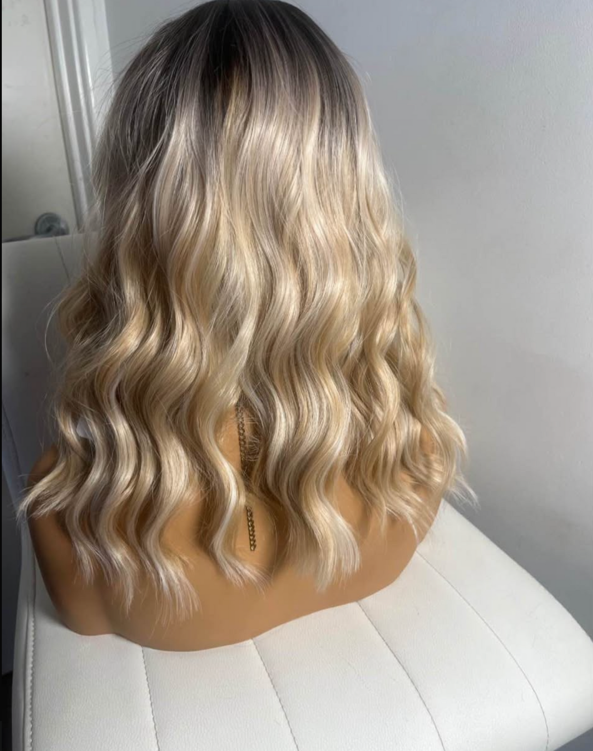 Lily – 14-Inch Ombré Blonde Wig with Bangs