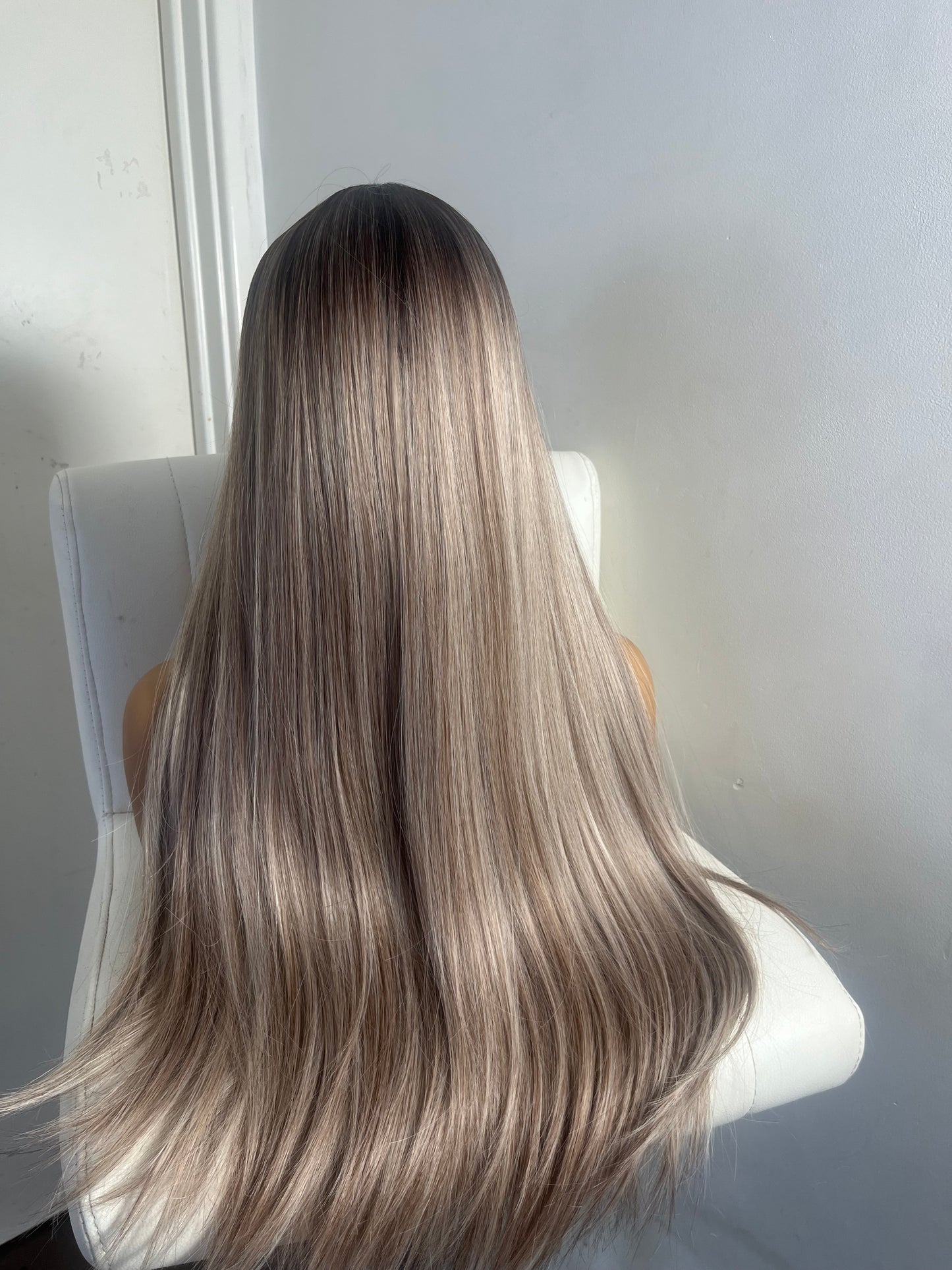 Courtney – 24” Ash Highlight Blonde Wig